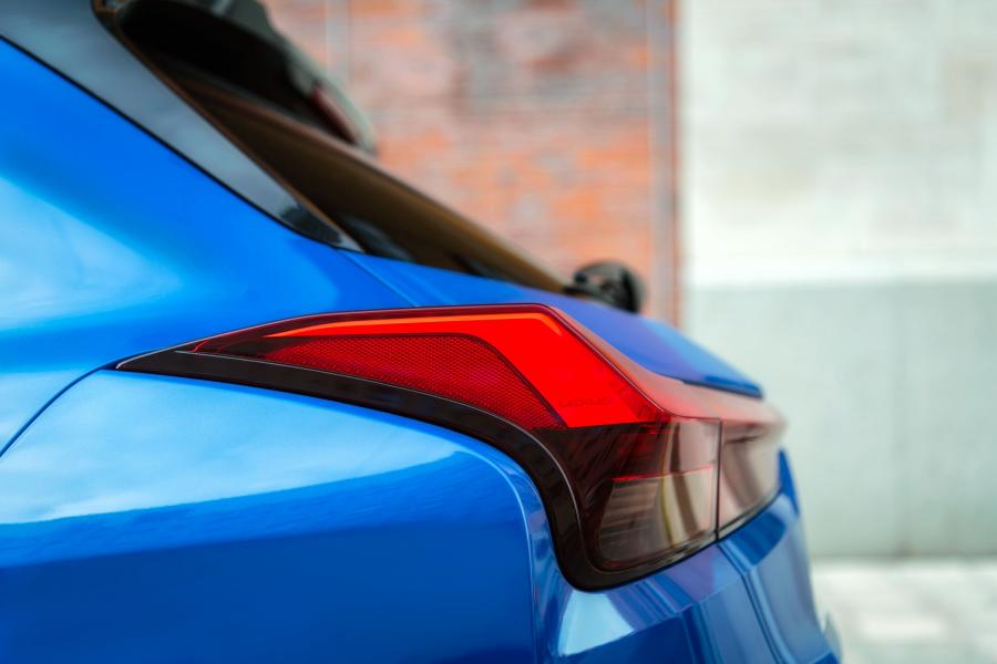 Детали экстерьера  Lexus UX250h 2018 года  (NA) (фото 21 из 40)